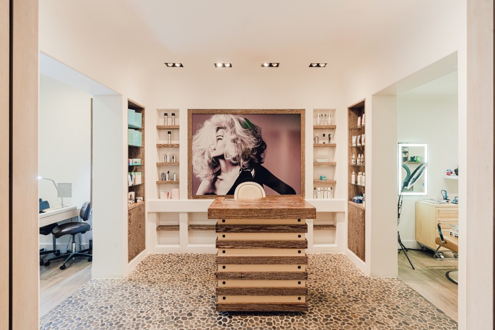 Salón de Belleza para servicios de peluquería, uñas y maquillaje.