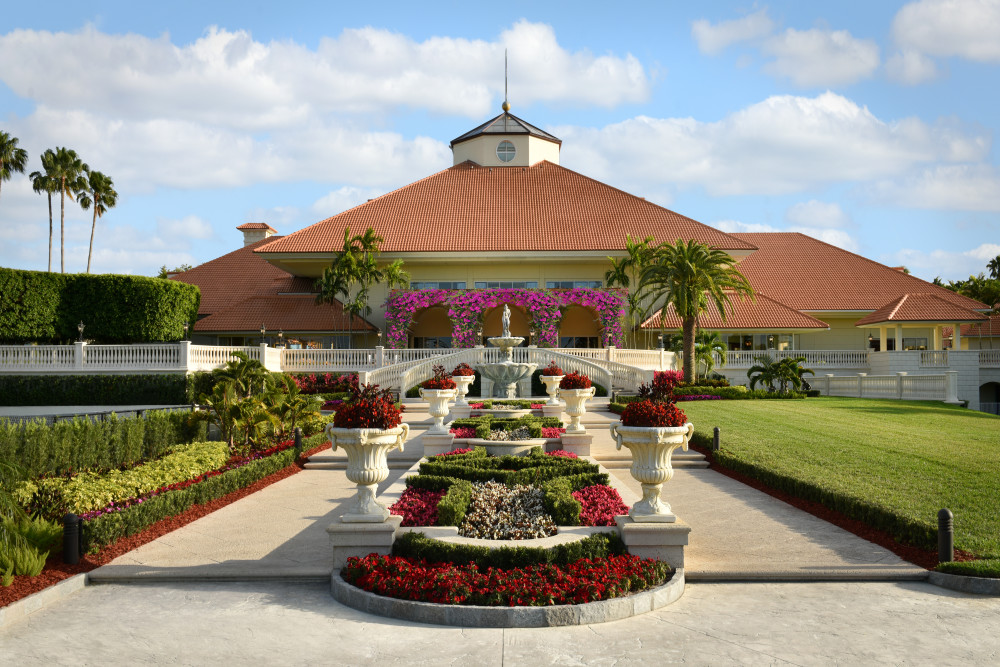 En tant que l'un des meilleurs complexes de golf de Floride, comprenant un spa de jour luxueux à Miami, nous proposons de nombreux services et rituels de spa pour dynamiser, calmer et restaurer. Ressourcez-vous dans la sérénité de nos commodités Trump Spa, y compris des bains chauds et froids, un jacuzzi, un sauna, un hammam, et plus encore. Notre renommée Doral golf resort and spa propose également un centre de fitness ouvert 24 heures sur 24 et des cours de fitness quotidiens pour vous aider à maintenir et même à améliorer votre routine de bien-être pendant votre séjour. Un avantage spécial pour nos habitants locaux de Miami, les clients réservant des services de spa de 50 minutes ou plus (hors services de salon) sont invités à profiter du parking gratuit au spa le jour de leur rendez-vous, ainsi que de l'accès au centre de remise en forme du complexe ouvert 24h/24, aux cours de fitness en groupe et à la piscine Royal Palm.