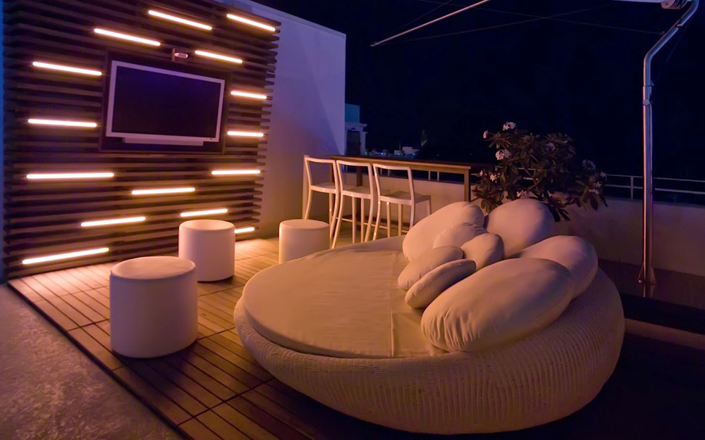 Highbar lounging