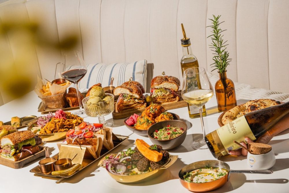 Your table is calling: 3 courses, full flavor, and that signature Motek touch.