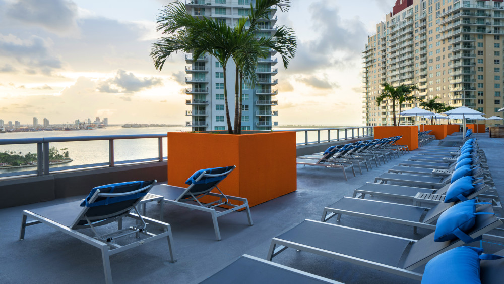 Terrasse extérieure de la piscine