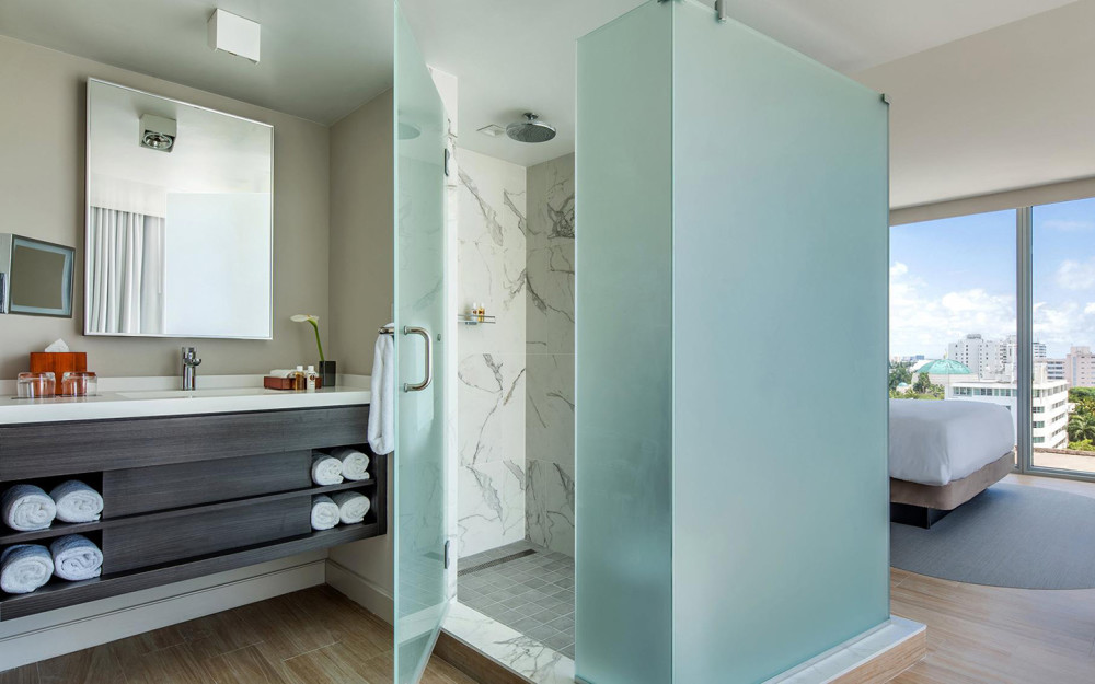 Corner King Guest Room Bathroom
