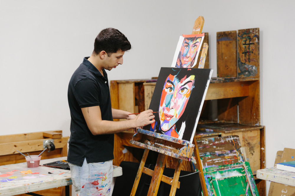 Painting class. Photo credit: Diana Larrea.