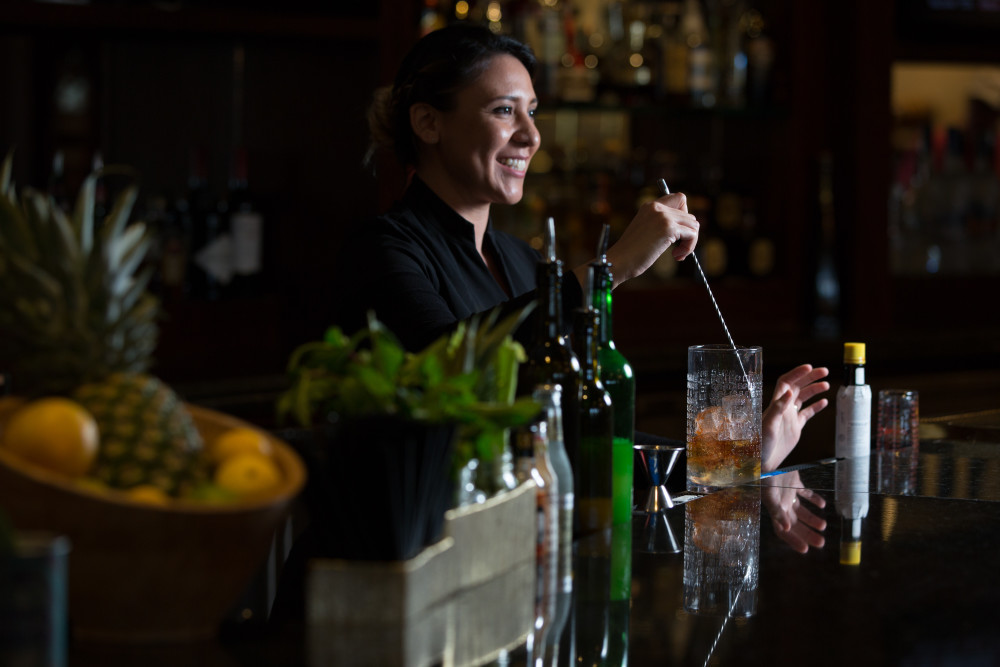 Champions Bar & Grill est un bel endroit pour profiter d'une atmosphère décontractée haut de gamme avec des menus inventifs et des mixologues experts.