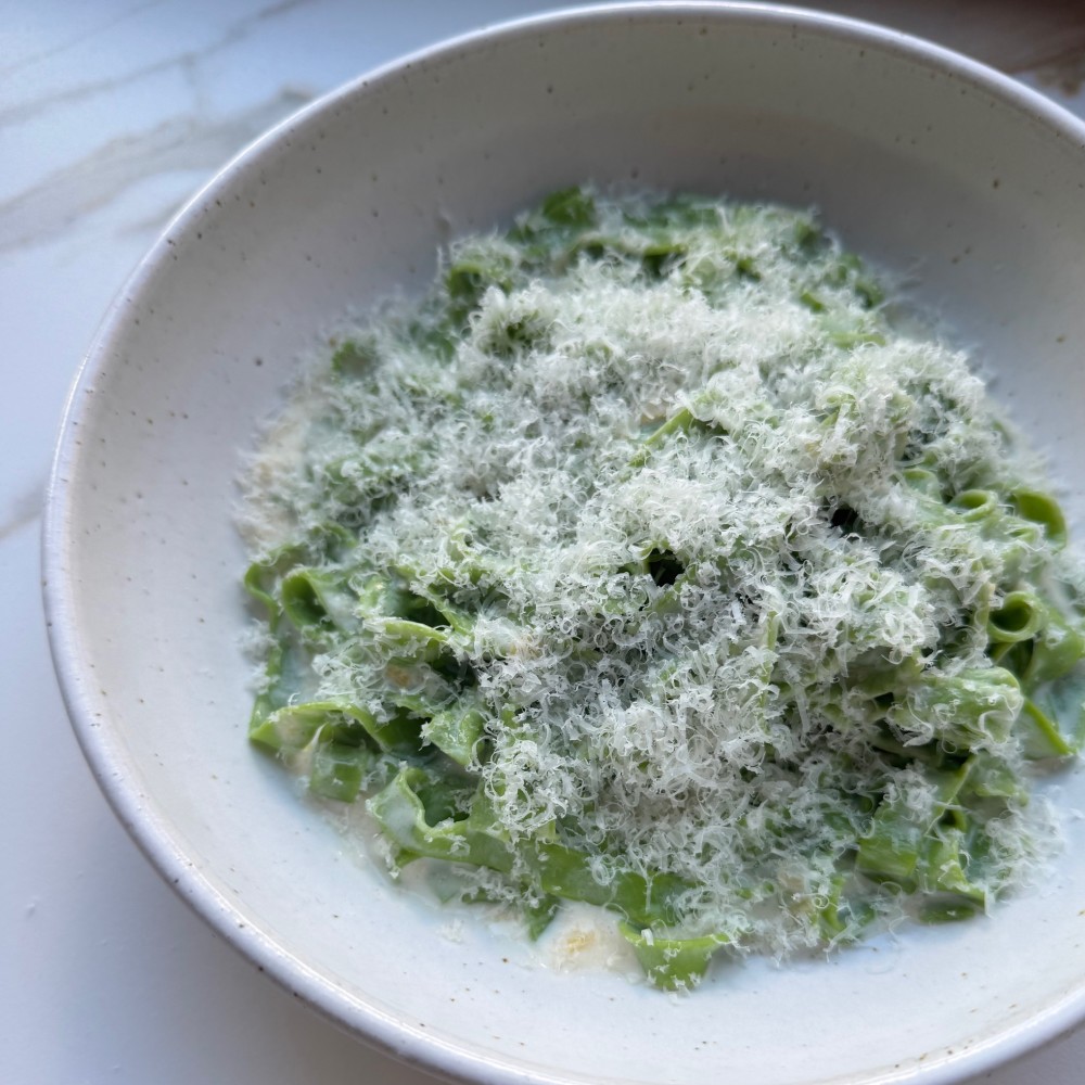 Fettuccine verdi, puerros caramelizados, limón y parmigiano reggiano
