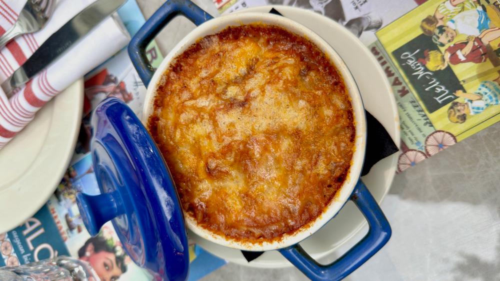 Giouvetzi de bœuf de grand-mère aux épices de Miami avec ragoût de bœuf et orzo Pasta , Sauce Tomate, Fromage Graviera Grec