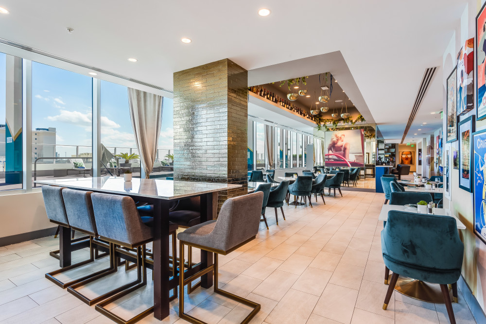 Our Cielo Bistro and Lounge welcomes you in an elegant yet cozy atmosphere, immersed in Art Deco inspired details, with stunning views. Our Staff and Menu are dedicated to please all palates.