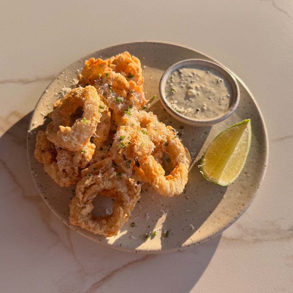 Fritti de calamares, salsa tártara, parmigiano reggiano