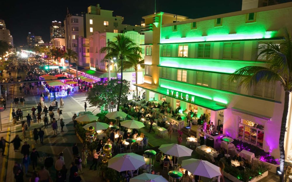 A Fish Called Avalon Outdoor Full Street Dining