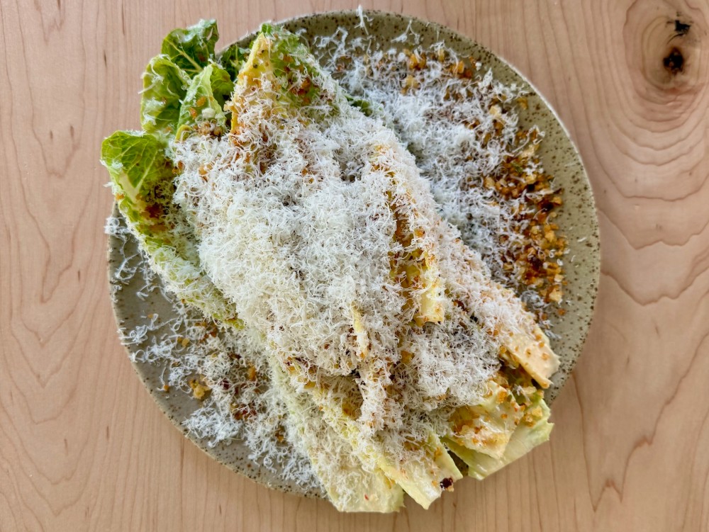 Lechuga romana, peperoncino sott'olio, parmigiano reggiano, pangrattato