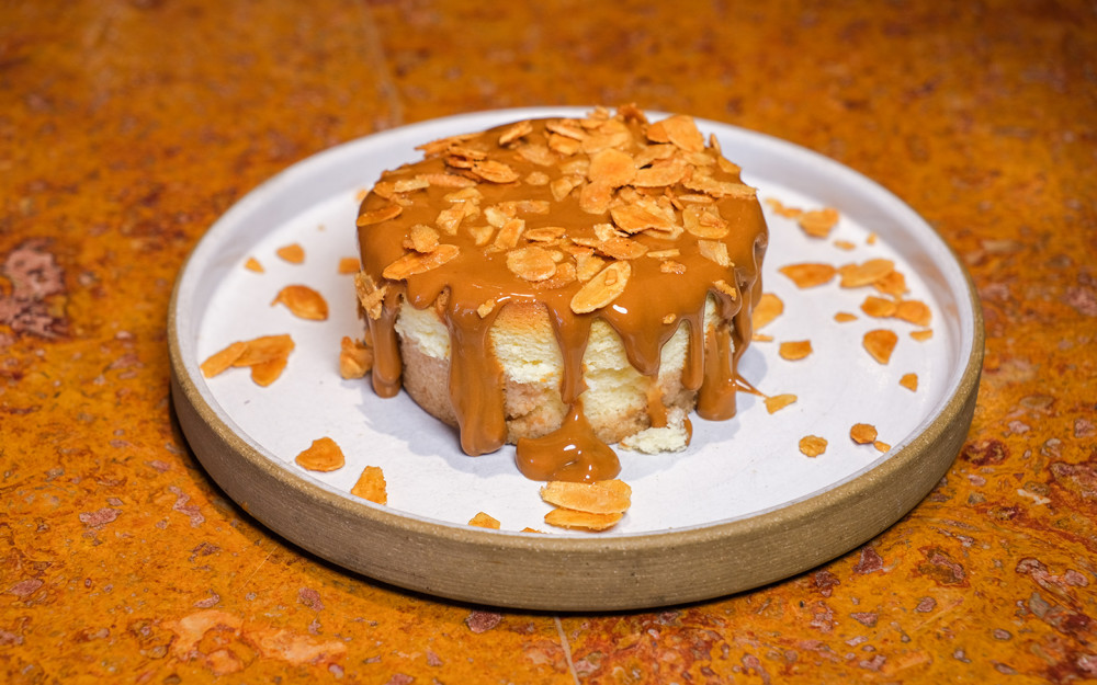 Cheesecake con Dulce de Leche and spicy caramelized hazelnuts and a "galleta Maria" crust
