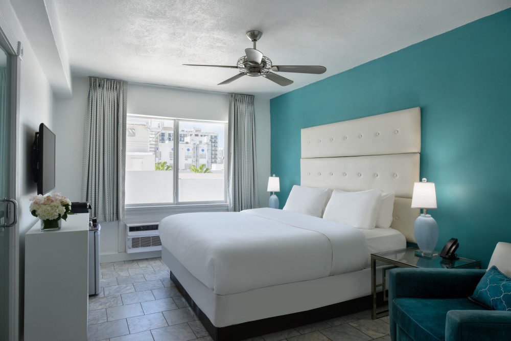 Deluxe King Room 
One King size bed
TV
Complimentary Wi-FI
Luxury Linen and toiletries
In room beach chairs and beach towels
Robes
Safe
Iron and Ironing Board
Hairdryer
IHome radio-clock
Personalized temperature control
Nespresso Coffee Machine