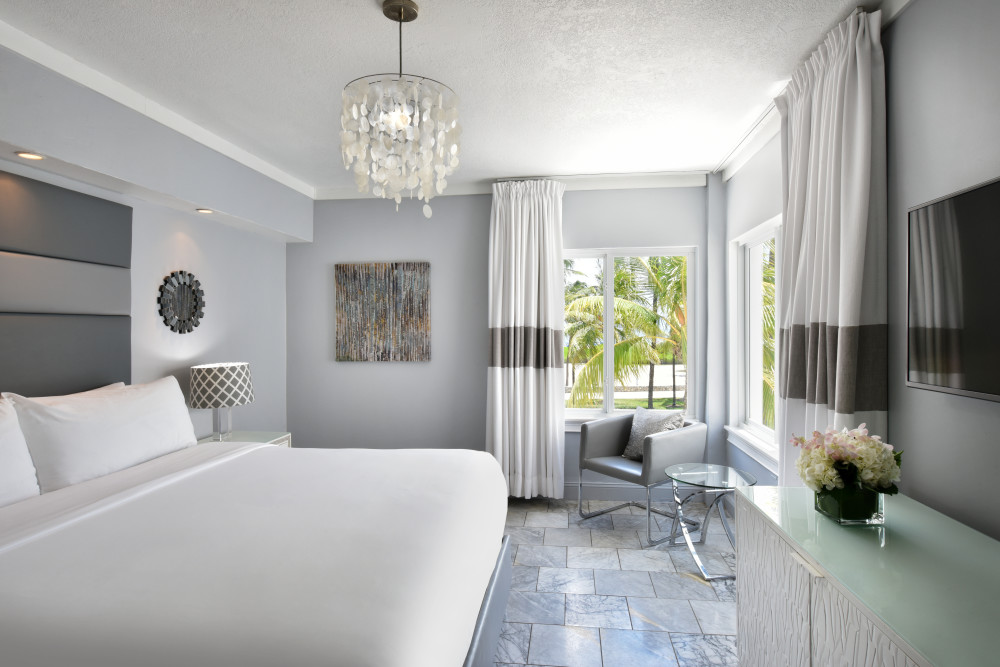 One Bedroom Suite 
One King size bed
TV
Complimentary Wi-FI
Luxury Linen and toiletries
In room beach chairs and beach towels
Robes
Safe
Iron and Ironing Board
Hairdryer
IHome radio-clock
Personalized temperature control
Nespresso Coffee Machine