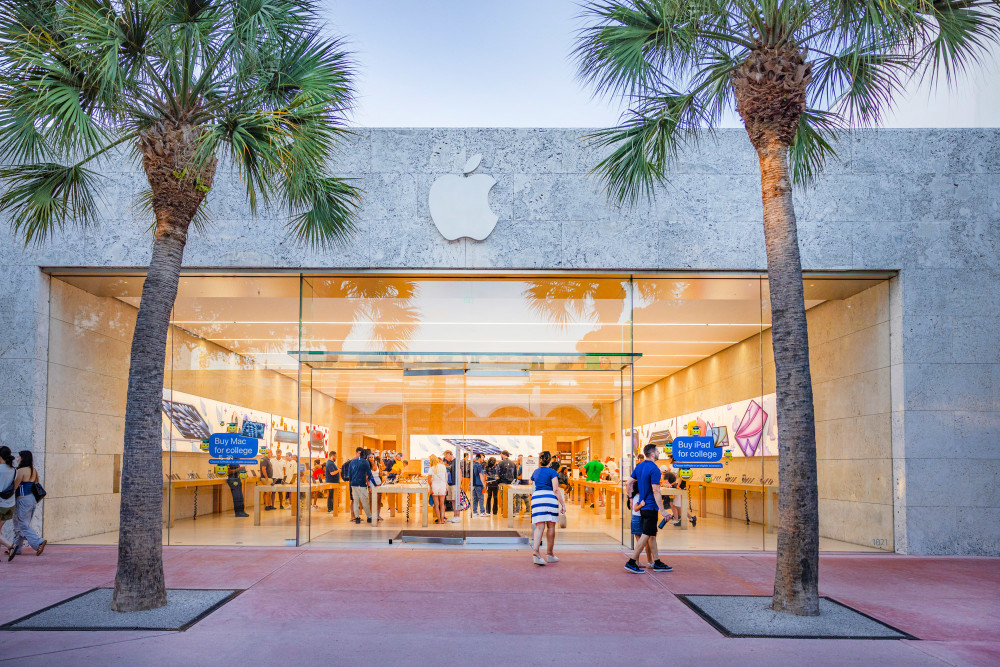 Visit Lincoln Road, Miami Beach, FL and stroll our beautiful, pedestrian-only shopping, dining and entertainment district.