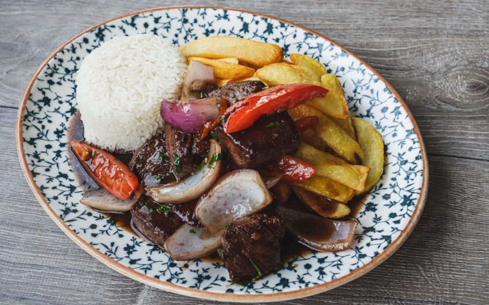 Beef tenderloin stir-fried with tomatoes, onions, yellow chili, soy sauce and pisco, served with French fries and white rice