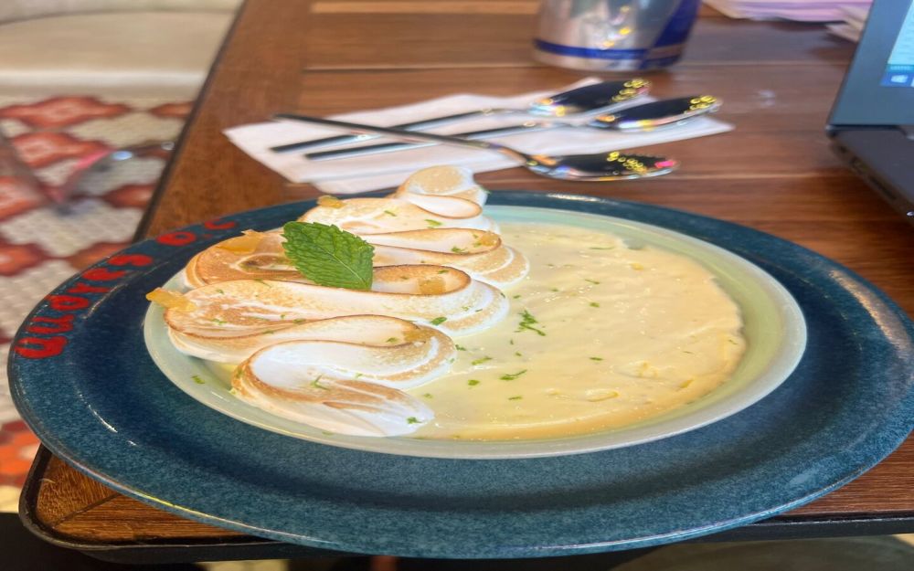Una crema pasticcera al lime piccante su una base di crumble al burro, rifinita con una morbida crema Chantilly per un dessert rinfrescante ed equilibrato.