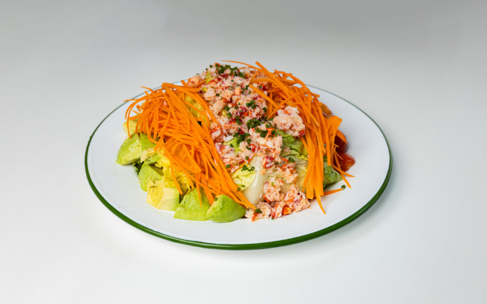 Cobb’s gone coastal—lobster, avo, and all the good stuff. Palm Tree Club’s take is fresh and totally fork-worthy.