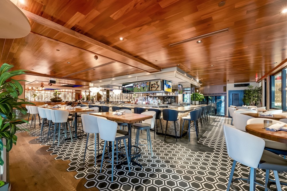 Whether you're watching the game or enjoying a great meal, our TV-filled lounge and stylish dining room offer the best of both.
