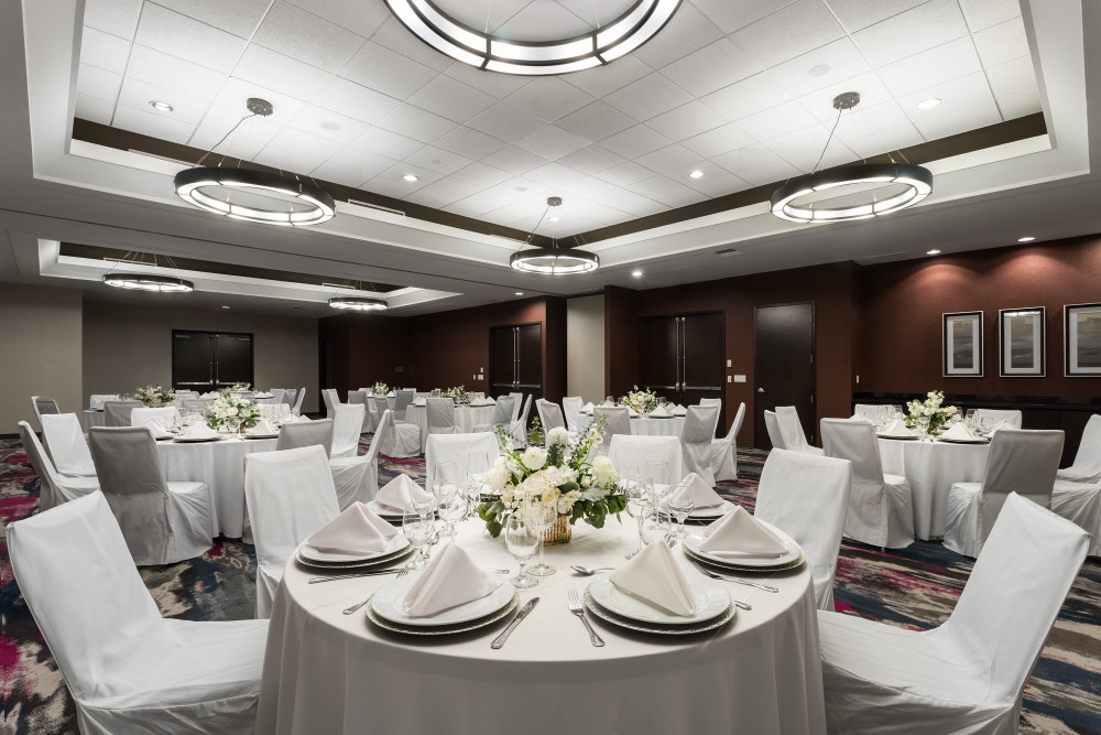 La salle de bal en configuration banquet