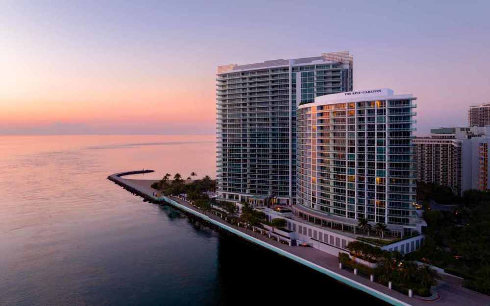 L'océan inspire presque tous les recoins du Ritz-Carlton Bal Harbour , Miami, une enclave tranquille située à la pointe nord de Miami Beach .