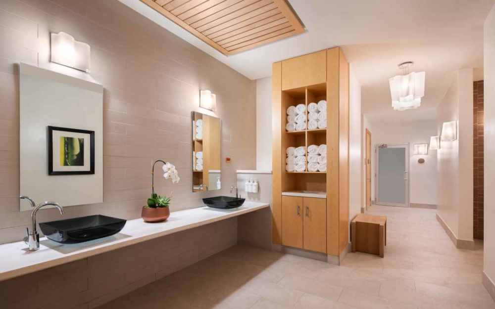 Refresh your mind and body in the Men's Locker Room featuring a sauna and steam room.