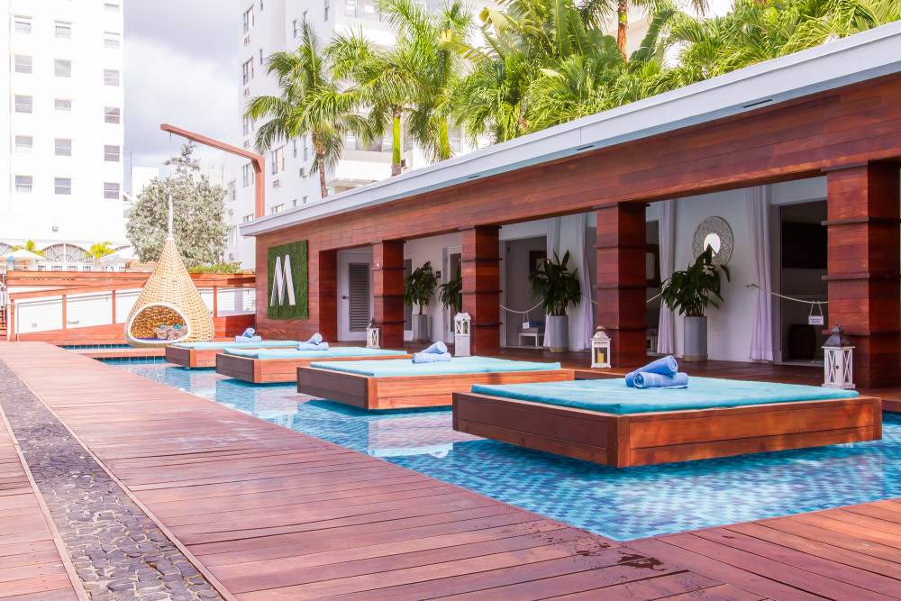 Marseilles Backyard - Private Cabanas