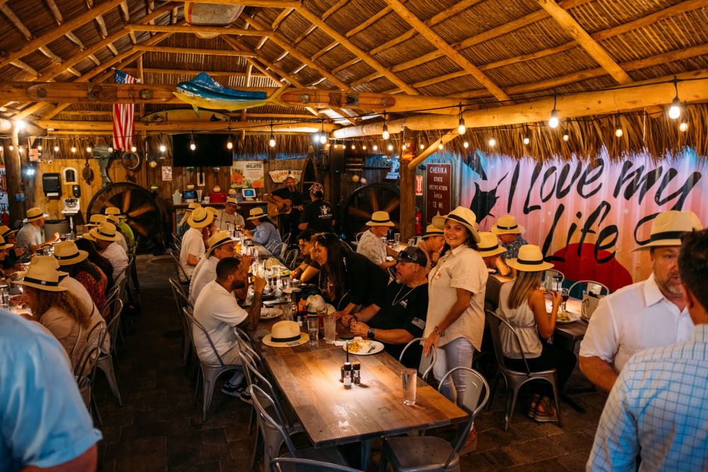 我们的 Garden Tiki 是我们另一个美丽的户外用餐区，我们经常在这里举办私人聚会和品尝会。