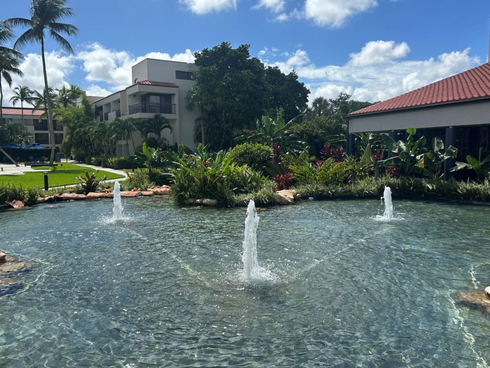 Hotel Lagoon and courtyard