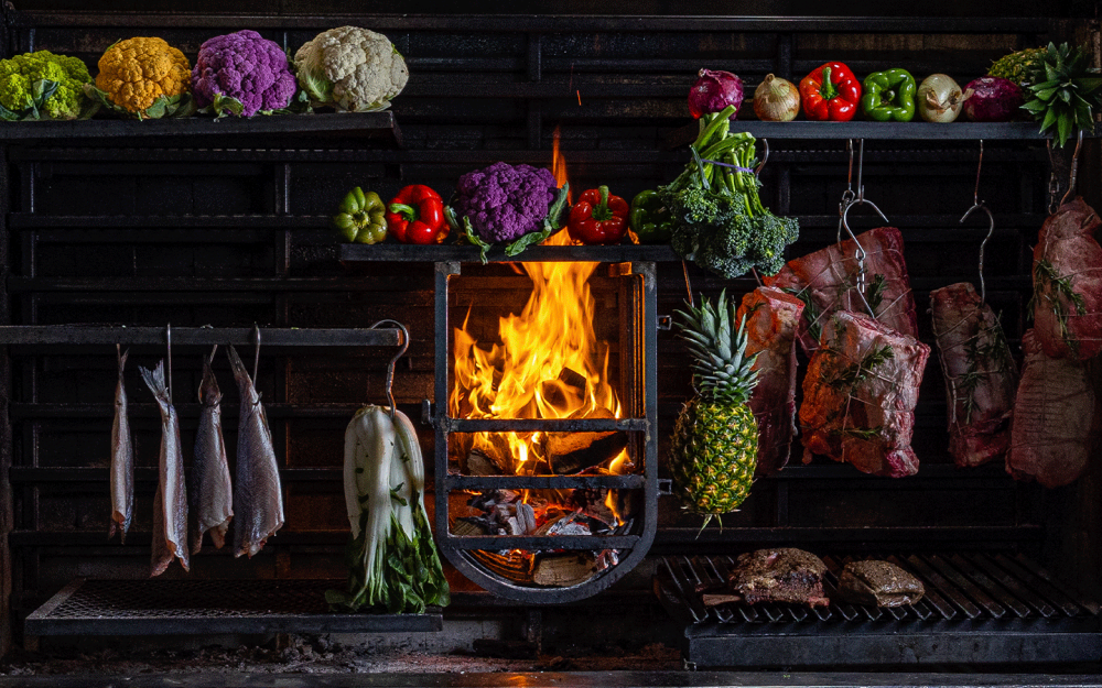 Ossobuco is a modern grilled cuisine. Fire, wood, meat and
vegetables are the real stars of our restaurant. Chef and Grill
Master Guillermo Eleicegui