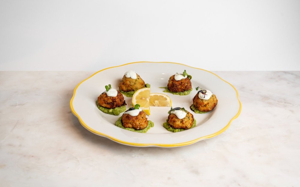 Sobre pasta de aguacate, salsa tártara de eneldo, balsámico y limón.