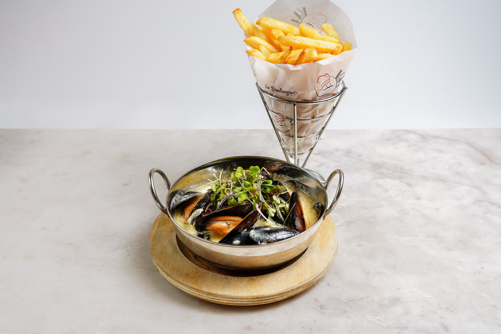 Mussels in a White Wine cream sauce, Red Onions & Peppers. w/French Fries