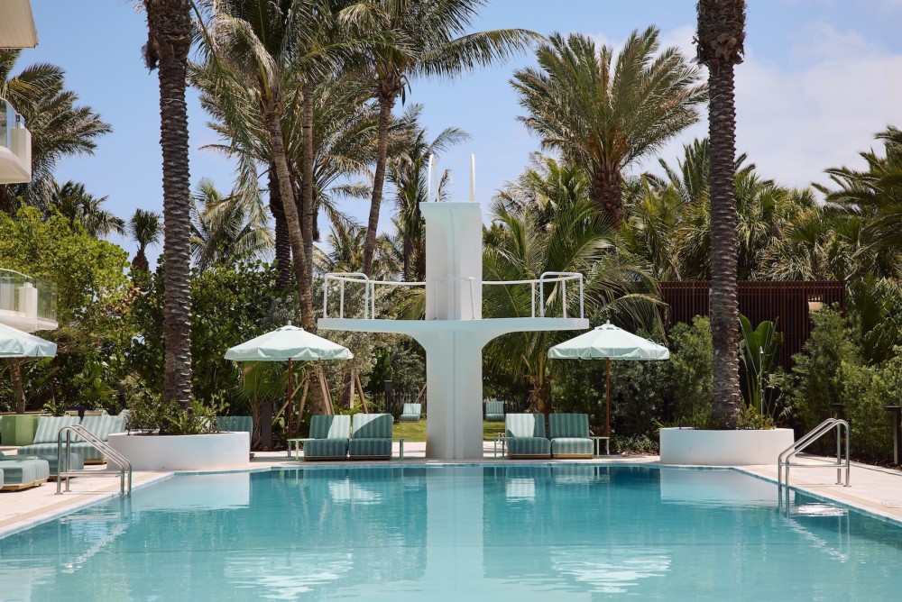 La piscina en The Shelborne By Proper