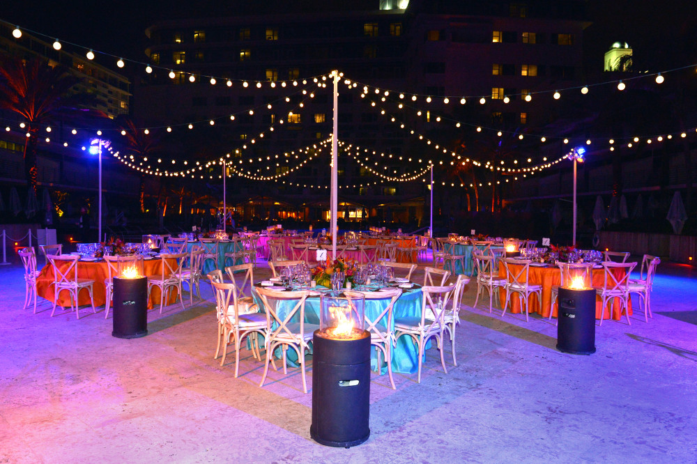 Aufbau des Corporate Welcome Reception-Pooldecks in Miami Beach