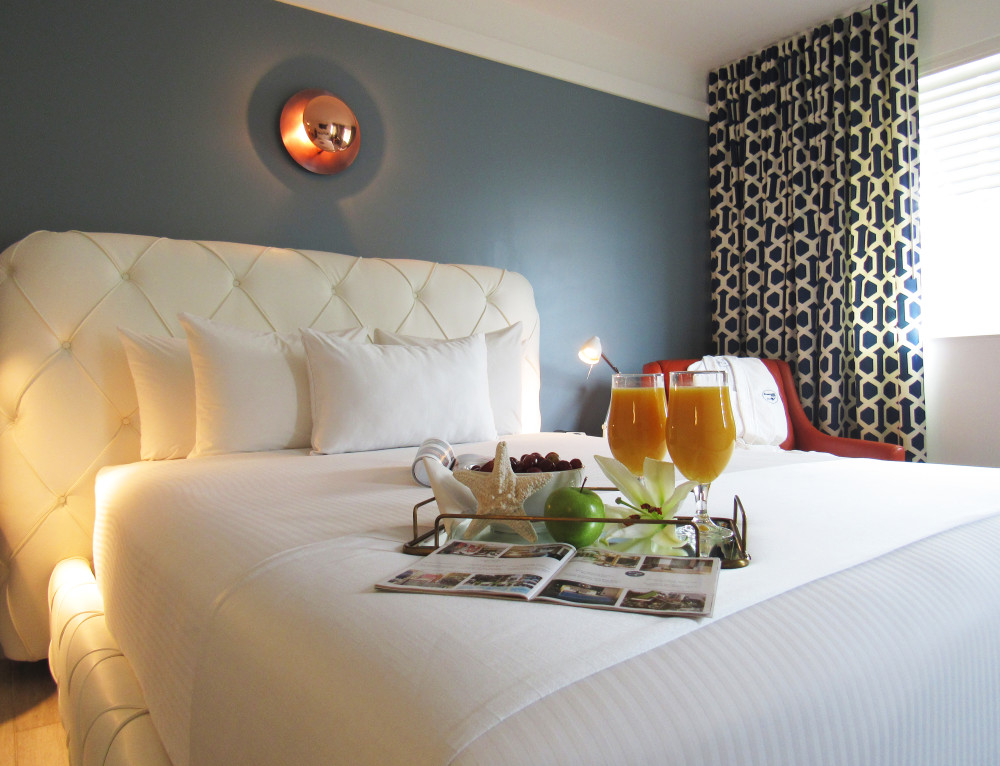 Отель Oceanside Queen Room, идеально подходящий для отдыха пар, предлагает уют и комфорт с одной кроватью размера "queen-size" и изысканным интерьером. Легкость и комфорт ждут вас в этом уютном Miami Beach Размещение всего в квартале от Beach , Номера с белым постельным бельем, шикарной кроватью, туалетно-косметическими принадлежностями Bigelow и хорошо оформленным декором с письменным столом и 42 Плазменный телевизор со спутниковым сервисом, хорошо подходит для дня солнца и вечера веселья. Независимо от того, приезжаете ли вы по делам или на отдых, в отеле Oceanside Queen Room вас ждет уютный бутик.
