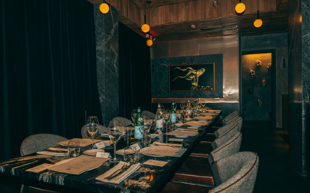 Our most exclusive private dining room at RÒ Steakhouse offers an intimate and sophisticated setting designed for special occasions, executive meeting