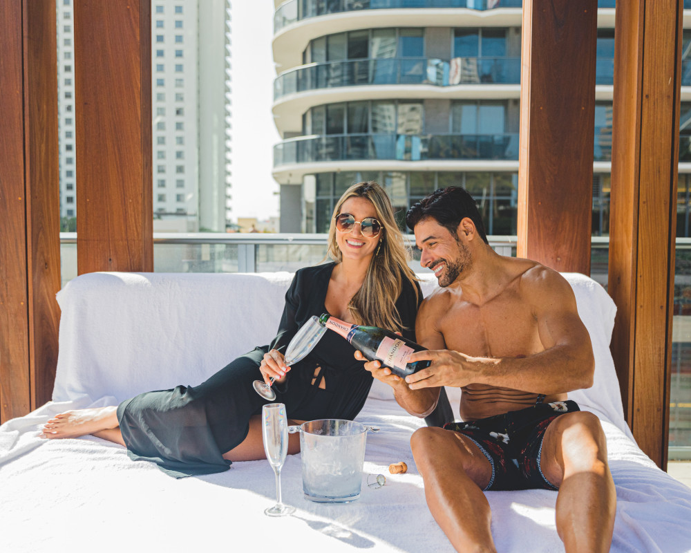 Couple champagne cabana