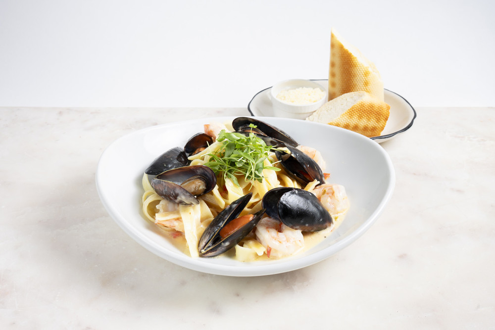 w/Mussels & Shrimp in a White Wine, Lemon & Green Pepper Cream Sauce