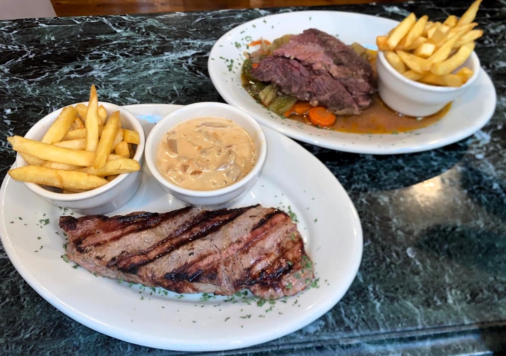 Bistecca di controfiletto con salsa alla cacciatora e bistecca di fianco al Malbec