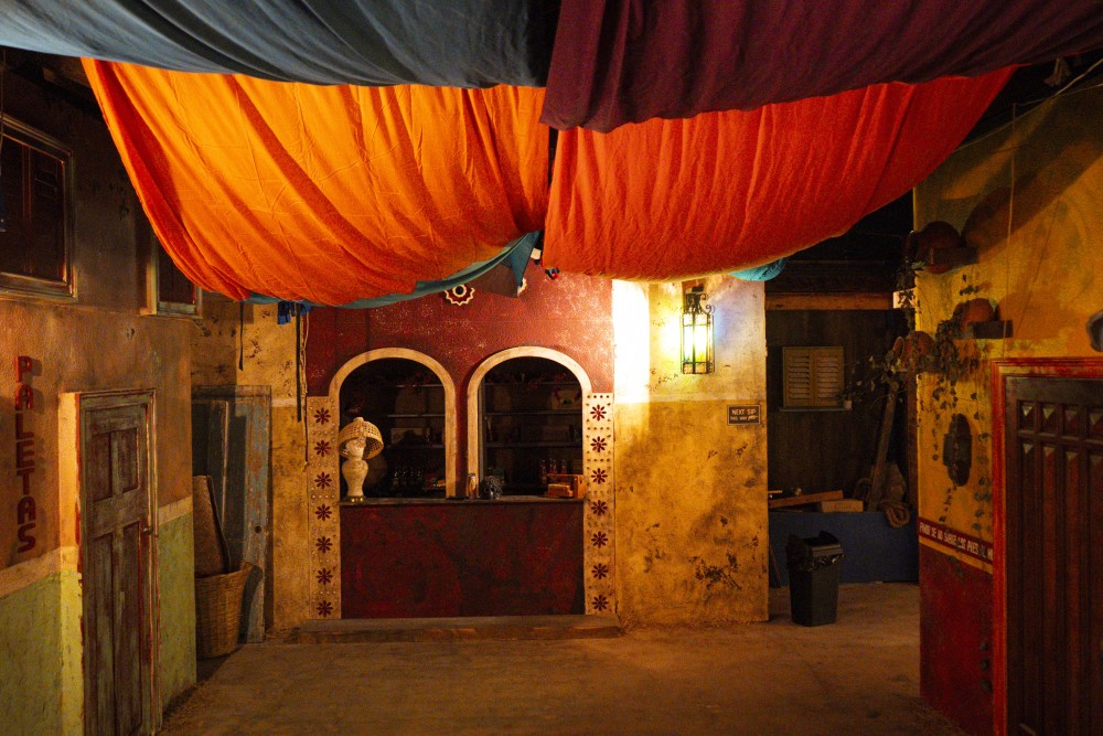 Walk the vibrant streets of Tequila at night, where you will enjoy live music and Mexican bites.