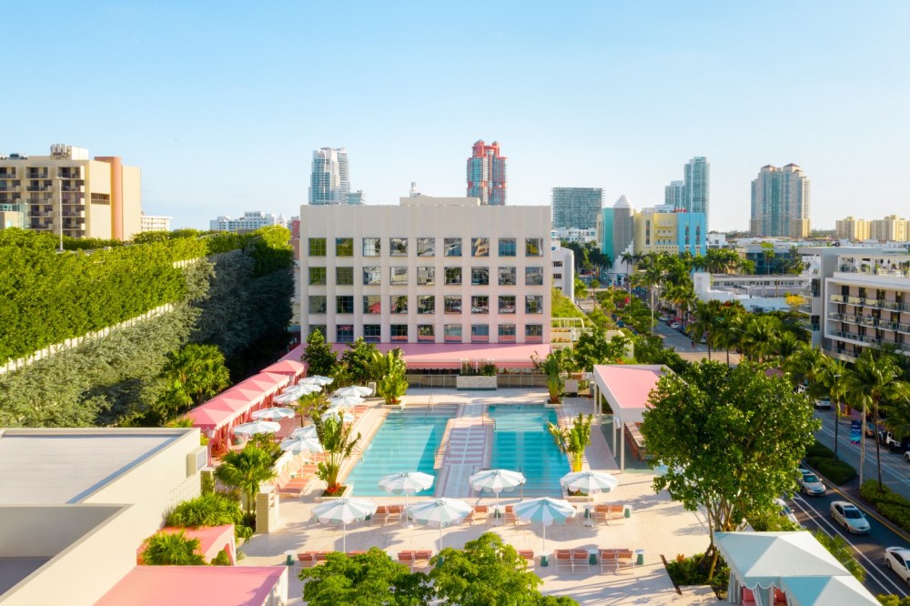 A piscina no Strawberry Moon no The Goodtime Hotel
