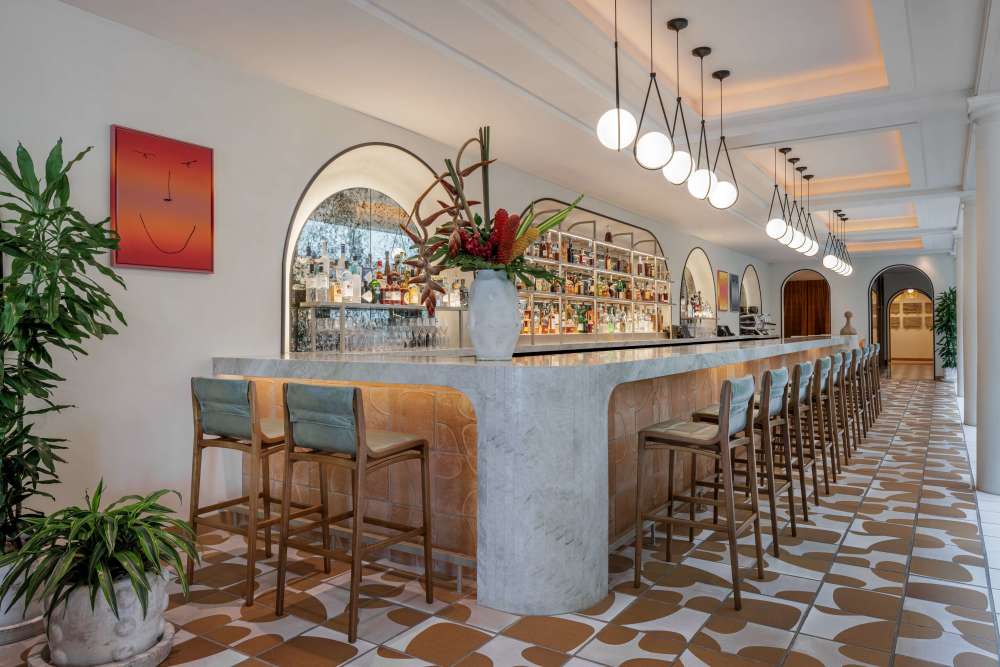 Elastika est un restaurant contemporain au cœur de la Miami Design District , ancrant le premier étage du bâtiment historique Moore.