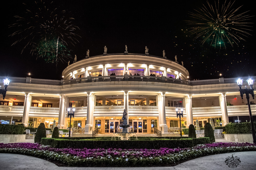 Atout national Doral Miami - Notre complexe emblématique de Miami associe des parcours de golf de championnat légendaires avec des vues à couper le souffle et un cadre élégant dans une destination de classe mondiale. 8 kilomètres de Miami International Airport imprégné de la norme d'excellence Trump. Notre prestigieux complexe dispose de quatre parcours de golf de championnat à Miami, dont le légendaire Blue Monster, de diverses installations de loisirs, dont de tout nouveaux courts de tennis Har-Tru, et d'un club-house animé, le centre de notre complexe. Notre piscine Royal Palm, avec 18 cabines privées et un 125 ft. slide, est le cadre idéal pour les escapades d'un week-end à Miami, prendre un bain de soleil ou s'amuser au bord de la piscine avec votre famille.