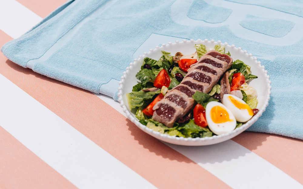 Seared Tuna, Soft Boiled Egg, Tomato, Green Pepper, Scallions, Radish, Olives & Anchovies.
Only fresh ingredients and flavours.