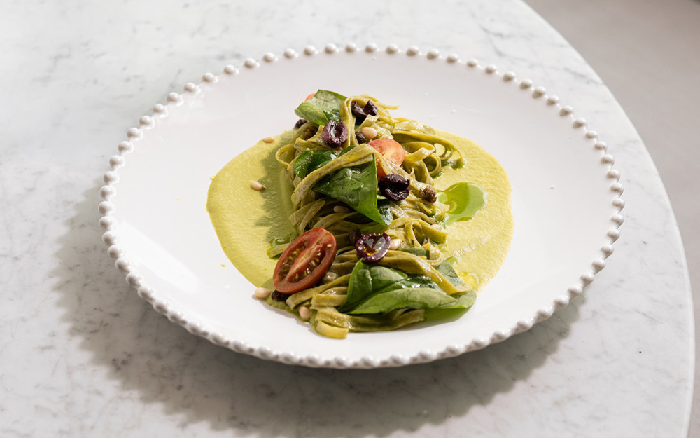Spinach Linguini served with Goat Cheese, Confit Tomato,  
Olives, Basil, Pine Nuts.
For our pasta lovers!