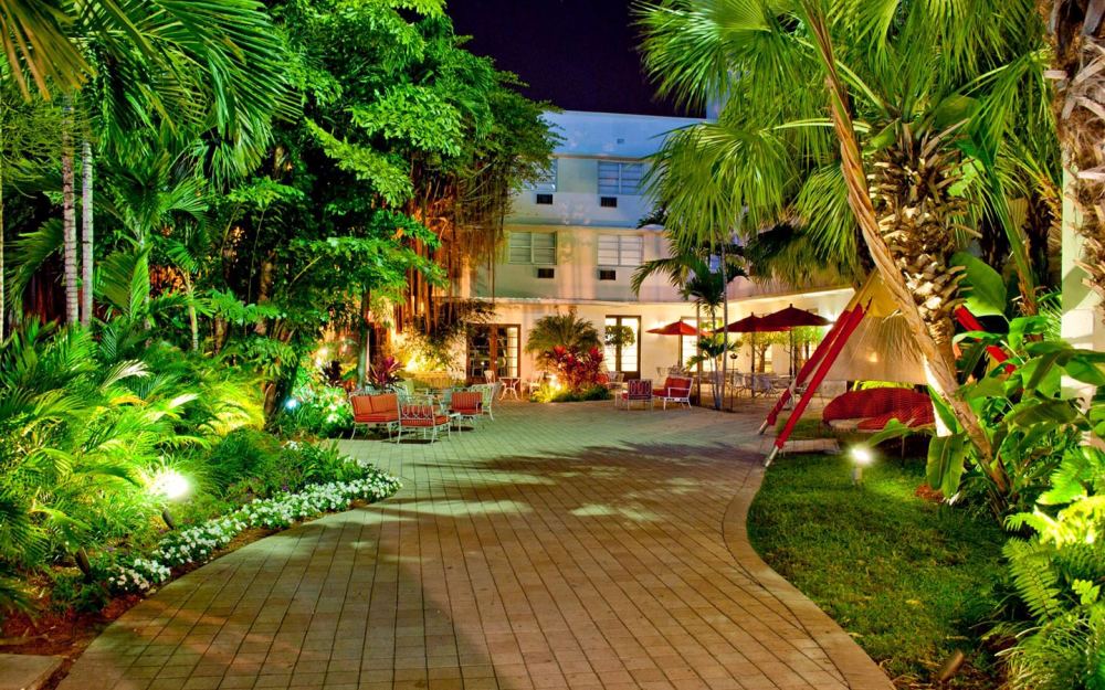 Dorchester Hotel & Suites - Enterance
