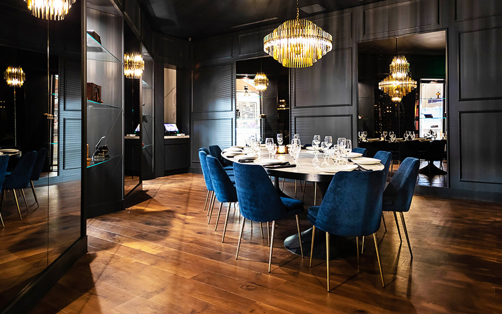 The perfect space for intimate gatherings, business presentations, and special celebrations. Our gorgeous room can accommodate 16 guests. Complimentary drop-down SmartTV