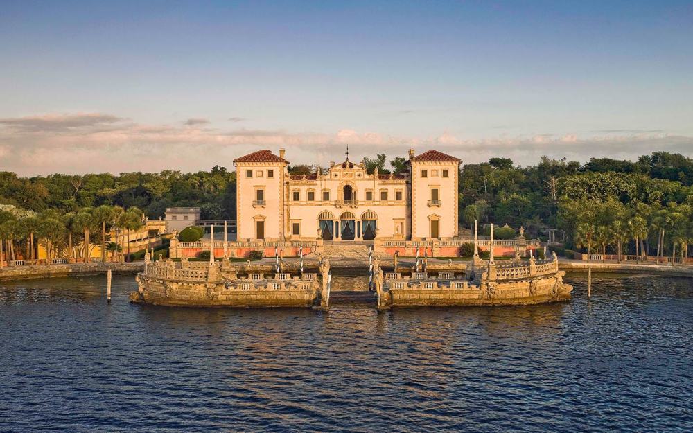 Museo e giardini di Vizcaya, visti dalla baia di Biscayne.