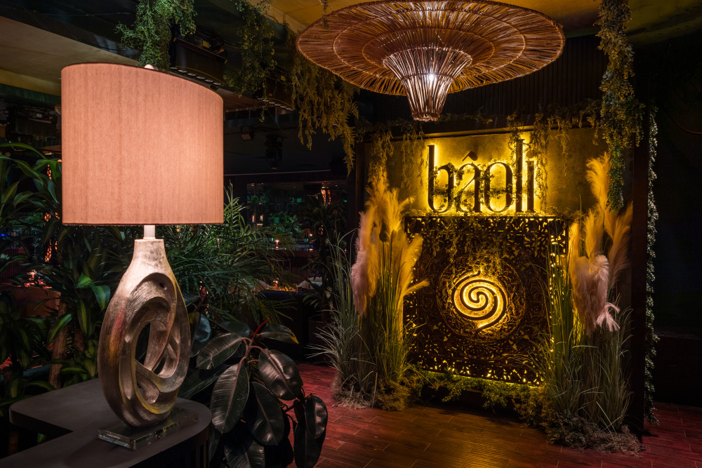 Bâoli Miami ist ein vielseitiger Veranstaltungsort, der die besten Aspekte von Essen, Getränken und Unterhaltung nahtlos in einem einzigartigen Veranstaltungsort vereint: - A Fusion -fokussierte kulinarische Reise mit asiatischen Einflüssen, Techniken und exotischen Aromen. - Eine Mixology-Bar, die handgemachte Cocktails in einer exotischen tropischen Umgebung serviert. - Ein pulsierendes Nachtleben Scene bekannt als Pionier in den Bereichen Unterhaltung, Musik und Programmierung.