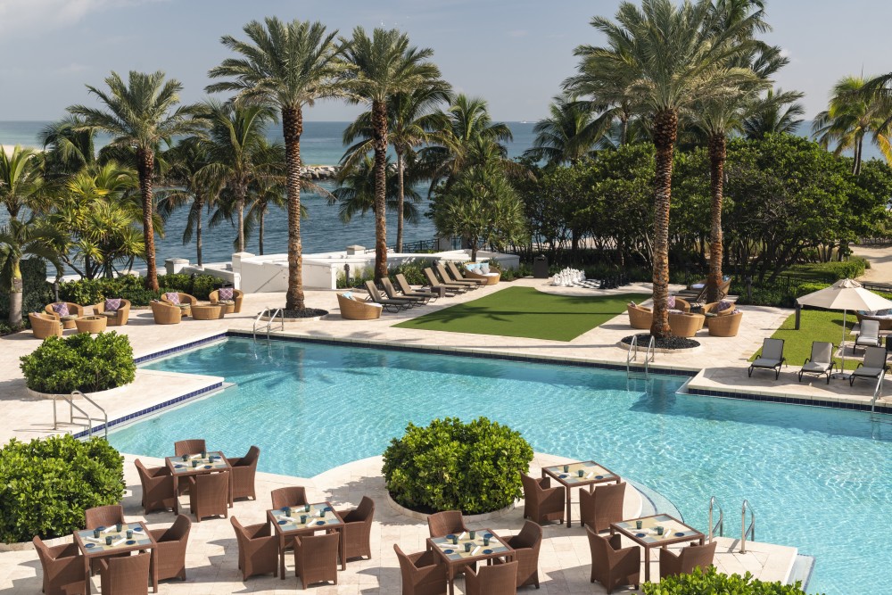 La piscine au bord de l'eau du Ritz-Carlton Bal Harbour , Miami