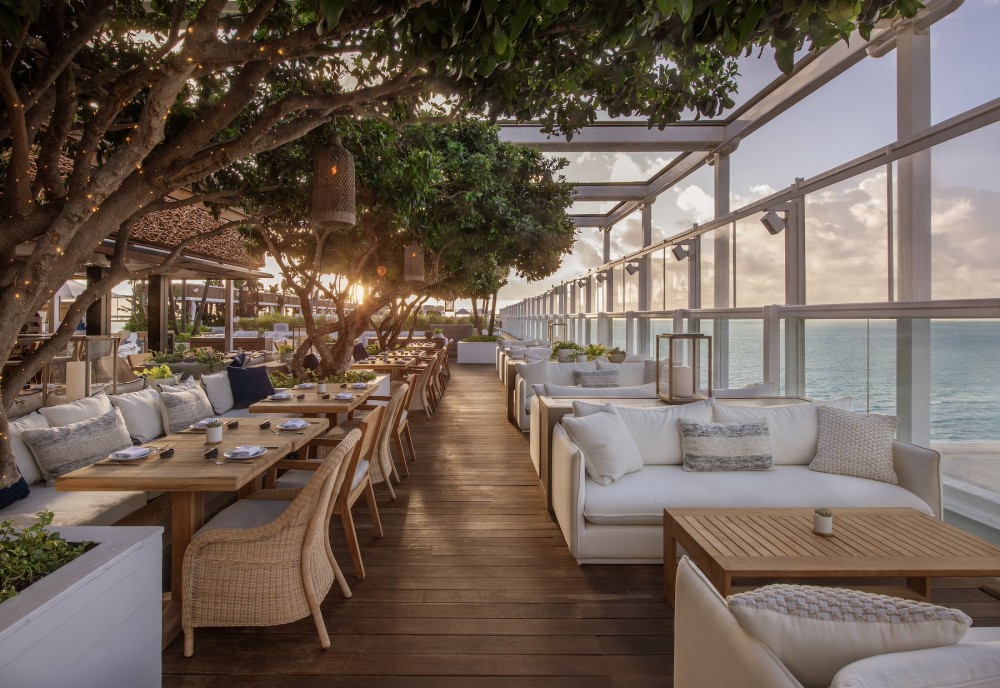 位于 18 以上故事 South Beach Watr 餐厅环境明亮清新,供应日式风味美食,并享有迷人的海景。 位于 18 以上故事 South Beach Watr 餐厅环境明亮清新,供应日式风味美食,并享有迷人的海景。